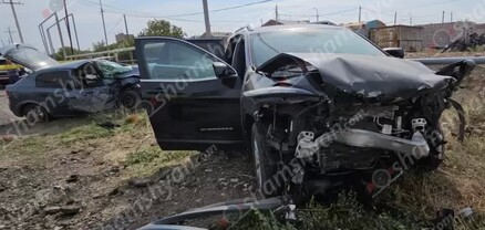Խոշոր ավտովթար՝ Կոտայքի մարզում. Jeep Cherokee-ն ու Opel-ը բախվել են իրար, այնուհետև՝ գազատար խողովակի հենասյուներին. կան վիրավորներ. shamshyan.com