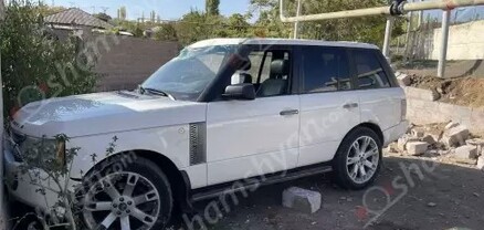Կոշ գյուղում Range Rover-ը բախվել է գազատար խողովակին ու քարե պարսպին և հայտնվել բնակչի տան տարածքում. վարորդը մահացել է. shamshyan.com