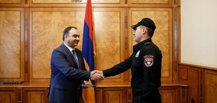 ՆԳ նախարարը մի խումբ պարեկների հանձնել է սպայական առաջին՝ ոստիկանության լեյտենանտի կոչումներ