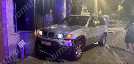 Երևանում «գիշերային թիթեռնիկը» BMW X5-ով հայտնվել է մայթին՝ բախվելով «Կերամիկ սիթի»-ի երկաթե ճաղավանդակներին ու պատին. shamshyan.com