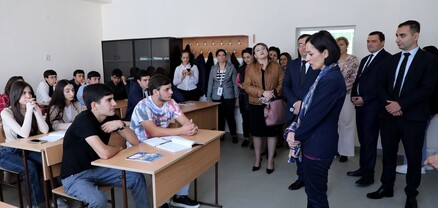 Ժաննա Անդրեասյանը Գորիսում հանդիպել է Արցախից բռնի տեղահանված աշակերտների հետ