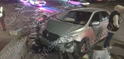 Ավտովթար՝ Երևանում. 25-ամյա վարորդը Toyota-ով բախվել է եզրաքարերին, ցուցանակին ու լուսացույցի երկաթե հենակին. shamshyan.com