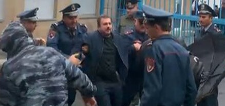 Կրակ վառելուց հետո ոստիկանները բերման ենթարկեցին ակցիայի մասնակցին