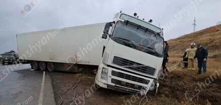 Ապարանում բեռնատարը բախվել է հողաթմբին ու մասամբ հայտնվել ձորակում. shamshyan.com