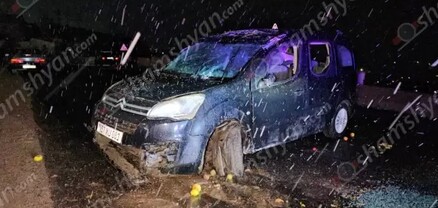 «Շանգրի Լա» խաղատան դիմաց  Citroen-ը բախվել է բետոնե եզրաքարին ու հայտնվել ճանապարհի մեջտեղում. կան վիրավորներ. shamshyan.com