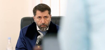 Սափրված և հնազանդ․ Հրապարակ