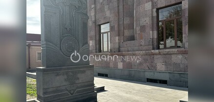 ԵԿՄ շենքի բակում 44-օրյա պատերազմի զոհերի հիշատակին նվիրված հուշարձանի մոտ ևս ծաղկեպսակ չի տեղադրվել