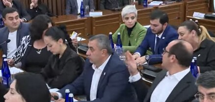 «Եկեք լրջանանք», «անգրագետներ». լարված իրավիճակ՝ ավագանու նիստին