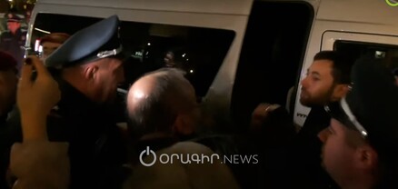 Մայթի վրայից մարդ եք բերման ենթարկում․ ոստիկանները բերման ենթարկեցին ակցիայի մասնակիցներին