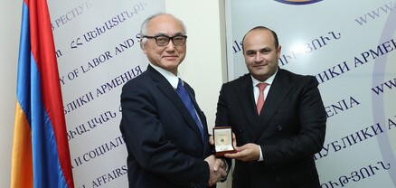 Նարեկ Մկրտչյանը հուշադրամ է հանձնել Հայաստանում դիվանագիտական առաքելությունն ավարտող Ճապոնիայի դեսպանին
