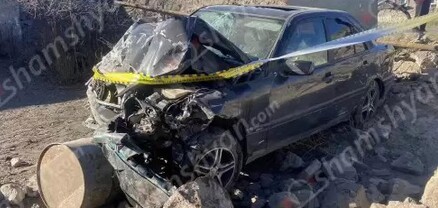 Նորատուսում 23-ամյա վարորդը Mercedes-ով բախվել է քարերին ու հայտնվել բնակչի հողամասում. կա վիրավոր. shamshyan.com