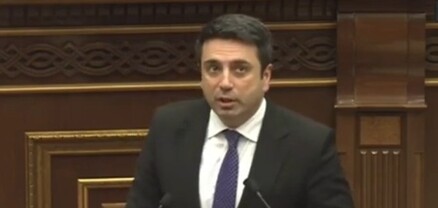 Ըհը, էլի պիջակի թևերը քշտած եկավ հերթական ոտանավորը կարդալու. Ալեն Սիմոնյանը՝ Աղվան Վարդանյանին