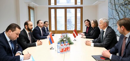 Արարատ Միրզոյանը հանդիպել է Լատվիայի արտաքին գործերի նախարար Կրիշյանիս Կարինշի հետ