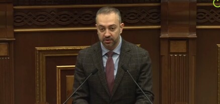 Փողոցներով պարեկային ծառայող են փնտրում, որ ԱՊՊԱ պայմանագիրը ցույց տան