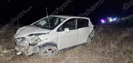 Արագածոտնում Nissan Tiida-ն դուրս է եկել հանդիպակաց գոտի, կոտրել երկաթյա արգելապատնեշը և մոտ 50 մետր գլորվելով՝ հայտնվել ձորում․ կան վիրավորներ․ shamshyan.com