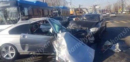 «Եռաբլուր» զինվորական պանթեոնի դիմաց բախվել են Mercedes G-ն, Mercedes S-Class-ն ու BMW-ն. shamshyan.com