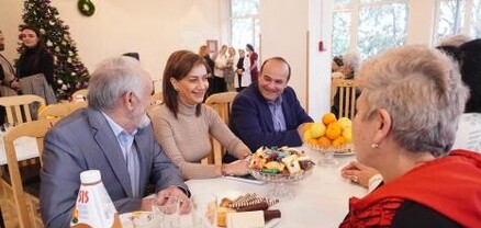 Աննա Հակոբյանը տատիկներին ու պապիկներին Ամանորի առթիվ մաղթել է առողջ ու երկար տարիների կյանք