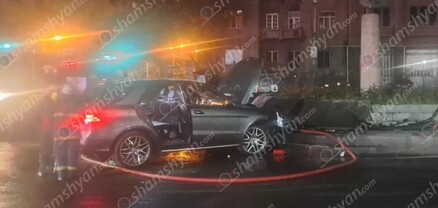 Mercedes-ը բախվել է արձանի եզրաքարին ու բռնկվել. վարորդին ծխից ու կրակից փրկել է մի երիտասարդ. shamshyan.com