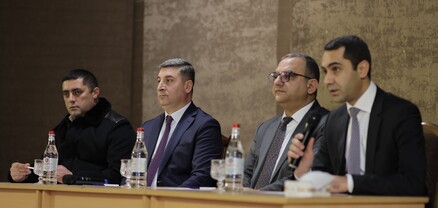 Գնել Սանոսյանն ու Տիգրան Խաչատրյանը հանդիպել են ԼՂ-ից բռնի տեղահանվածների հետ