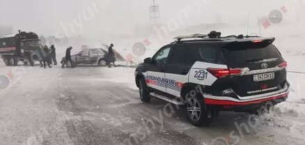 Արտակարգ դեպք՝ Գեղարքունիքի մարզում. Սևանում Mercedes-ը դուրս է եկել երթևեկելի գոտուց և կողաշրջվել. shamshyan.com