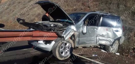 Վայոց ձորում Lexus-ը մխրճվել է երկաթե արգելապատնեշի մեջ. կա վիրավոր. shamshyan.com