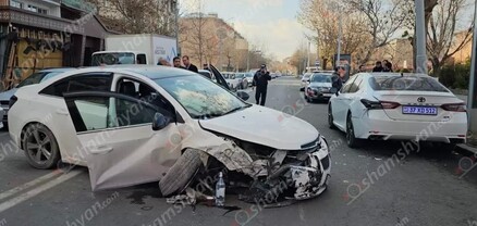 էջմիածնում Chevrolet-ն հարվածել է կրպակին, էլեկտրասյանը, հետո ՎԱԶ 2106-ին ու կայանված Toyota-ին. կա վիրավոր. shamshyan.com