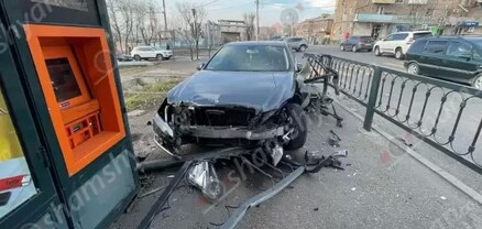 Երևանում Mercedes-ը կոտրել է խաչմերուկի լուսակիրը, մայթի երկաթե ճաղավանդակներն ու հայտնվել է թերթի կրպակի մոտ․ shamshyan.com