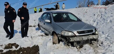 Opel-ը Կանանց գաղութի մոտ ընկել է ձնակույտի մեջ, բախվել գազի խողովակին ու հայտնվել ձորակում. shamshyan.com