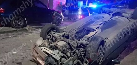 Կարբի գյուղում բախվել են BMW X5-ն ու Mercedes-ը․ վերջինը գլխիվայր շրջվել է․ shamshyan.com
