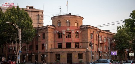 Կենտրոնի թաղապետարանի աշխատակիցների դատին ներկայացել են դանակով. առգրավում. Ժողովուրդ