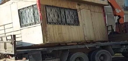 Ֆուչիկի փողոցի ճամփեզրերը բացազատվում են ապօրինի ցանկապատներից և տաղավարներից