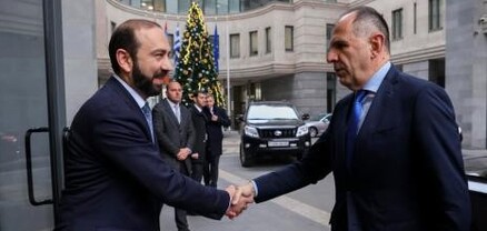 Հունաստանի ԱԳ նախարարը ժամանել է ՀՀ ԱԳՆ, մեկնարկել է Արարատ Միրզոյանի հետ առանձնազրույցը