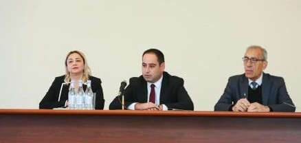 Արմավիրի մարզպետը հանդիպել է դպրոցների տնօրենների հետ