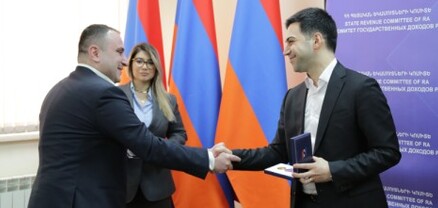 ՊԵԿ նախագահը Արտյոմ Սմբատյանին պարգևատրել է «Համագործակցության և փոխգործակցության համար» մեդալով
