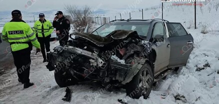 «Ծիրանի» ռեստորանի մոտ բախվել են Nissan Murano-ն ու հողով բարձված բեռնատարը․ կա վիրավոր․ shamshyan.com