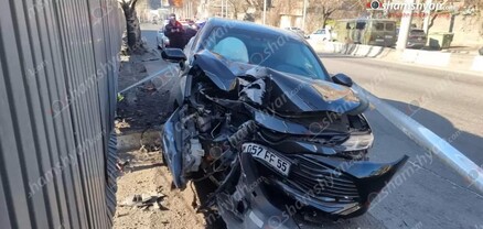 «Գազպրոմ Արմենիա»-ի Toyota-ն «Արքայաձոր» ռեստորանի մոտ բախվել է արտաքին լուսավորության սյանը. կա վիրավոր. shamshyan.com