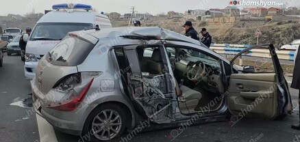 Արծվի արձանի մոտ Nissan-ը բախվել է արգելապատնեշին և շրջվելով հայտնվել հանդիպակաց գոտում. կա վիրավոր. shamshyan.com
