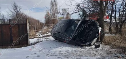 Հրազդանի նախկին «Գայի պոստի» դիմաց Toyota-ն կողաշրջվել  է՝ բախվելով ցանկապատին. shamshyan.com