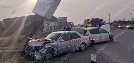 Պտղունք գյուղում բախվել են «Nissan»-ն ու «Mercedes»-ը, որն էլ բախվել է գովազդային վահանակին. մայր ու դուստր հոսպիտալացվել են. shamshyan.com