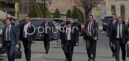 Փաշինյանն իր «ախրանիկներով» «Էրեբունի» բիզնես կենտրոնում է․ ոստիկանները փնտրում են դավաճան գոռացած կնոջը