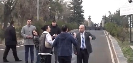 Փաշինյանի թիկնապահները քաշքշել են լրագրողներին՝ թույլ չտալով լուսաբանել նրա այցը Եռաբլուր