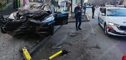 Երևանում Tesla-ն կոտրել է լուսակիրն ու հայտնվել մայթին․ վարորդը եղել է խմած. shamshyan.com