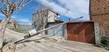 Դաշտ գյուղում քամին պոկել է էլեկտրասյուները․ 1 օր է՝ մի ամբողջ փողոց մնացել է առանց հոսանքի․ shamshyan.com