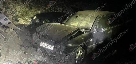 Արմավիրի մարզում Mercedes-ը բախվել է քարերին ու հողաթմբերին և հայտնվել դաշտում․ հայր ու որդի հոսպիտալացվել են․ shamshyan.com