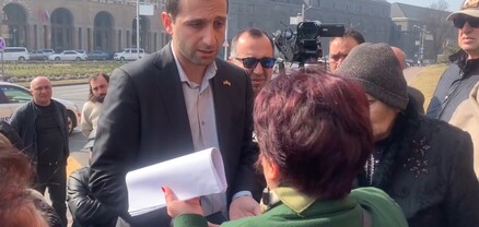 «Մուննաթ մի եկեք», «ինձ անհանգիստ դեռ չեք տեսել»․ լարված իրավիճակ՝ քաղաքապետարանի դիմաց