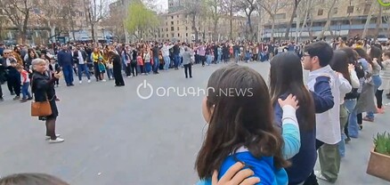 Շուրջպար` եկեղեցու բակում. օտարերկրացիները չեն դիմացել հայկական պարի հմայքին