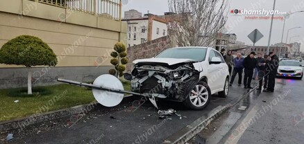 Աջափնյակի դատարանի մոտ բախվել են Nissan-ն ու Mitsubishi-ն. վերջինն էլ կոտրել է երթևեկությունը կարգավորող ցուցանակը. shamshyan.com