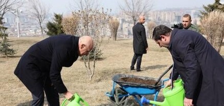 Հունաստանի ազգային պաշտպանության նախարարը ՊՆ վարչական համալիրի տարածքում անվանական եղևնի է տնկել