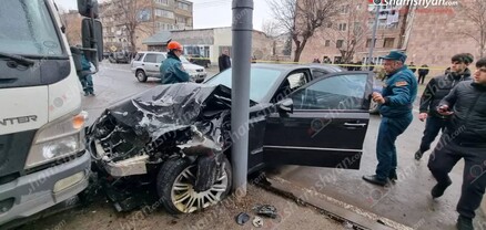 Վանաձորում բախվել են Renault-ն ու Mercedes-ը, որն էլ բախվել է կայանված 2 մեքենայի. վիրավորներից մեկը ոստիկանության գնդապետ է․ shamshyan.com