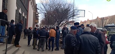 Ով է տեսել մարդ իր երկրի մեջ բոմժի կարգավիճակով ապրի. արցախցիները հավաքվել էին Շիրակի մարզպետարանի դիմաց